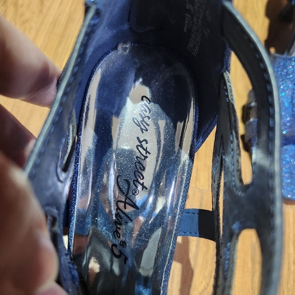 Easy Street Alive5 Blue Shimmer Heels, Size 7M - Picture 3 of 8